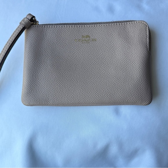 NWOT Coach Wristlet Pebbled Leather Gray with Burgundy Interior - Picture 1 of 2